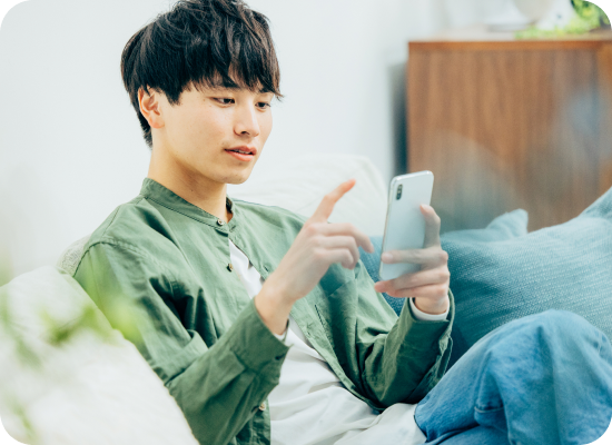 スマートフォンでアプリを使う人